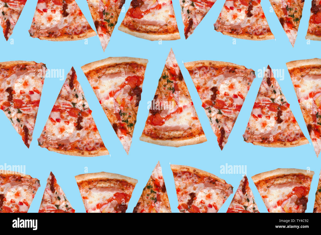 Viele dreieckige Pizza Scheiben in drei Reihen auf einem hellgrünen Hintergrund der Ansicht von oben Stockfoto