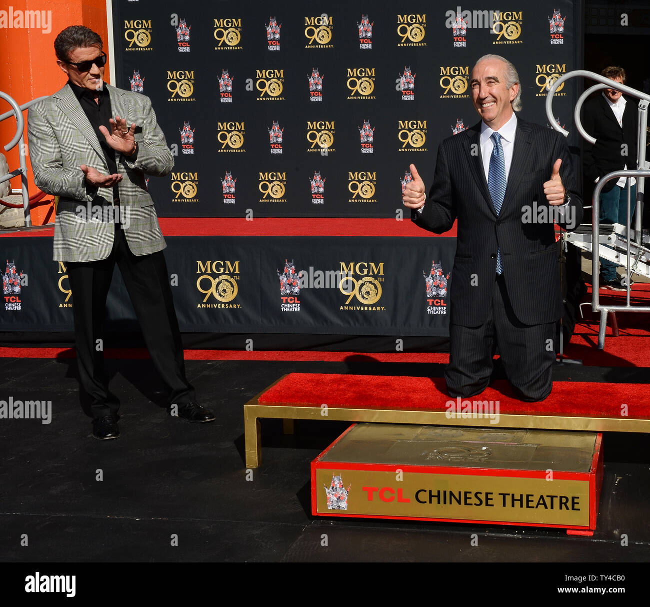 Schauspieler Sylvester Stallone (L) und Metro-Goldwyn-Mayer (MGM) CEO Gary Barber an einem pfotenabdruck Zeremonie verewigen MGM Maskottchen Leo der Löwe in den Vorplatz der TCL Chinese Theatre (ehemals Grauman's) in den Hollywood in Los Angeles am 22. Januar 2014. MGM begann ein Jahr lang globale Kampagne das Studio 90 zu Ehren-Legacy und Film Katalog mit der Zeremonie. UPI/Jim Ruymen Stockfoto