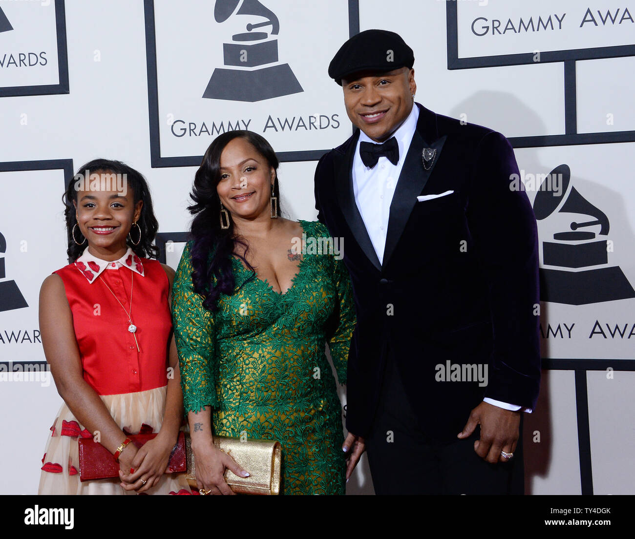 Host LL Cool J (R), Simone Johnson (C) und ein Gast für die 56. jährlichen Grammy Awards im Staples Center in Los Angeles am 26. Januar 2014 vor. UPI/Jim Ruymen Stockfoto