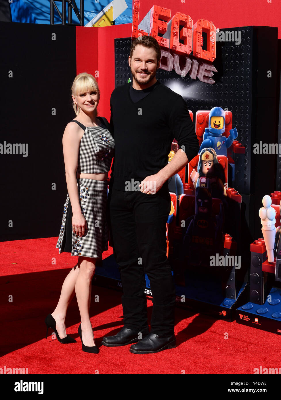 Warf Mitglied Chris Pratt, die Stimme von Emmet Brickowoski in die animierte Komödie motion picture' Die Lego Film "die Premiere des Films mit seiner Frau, der Schauspielerin Anna Faris im Regency Dorf Theater im Westwood Abschnitt von Los Angeles am 1. Februar 2014 besucht. Handlung: Ein gewöhnlicher LEGO Minifigur, irrtümlich dachten, die außerordentliche Baumeister, rekrutiert die Suche nach einem bösen Lego Tyrann von kleben das Universum zusammen zu stoppen. UPI/Jim Ruymen Stockfoto