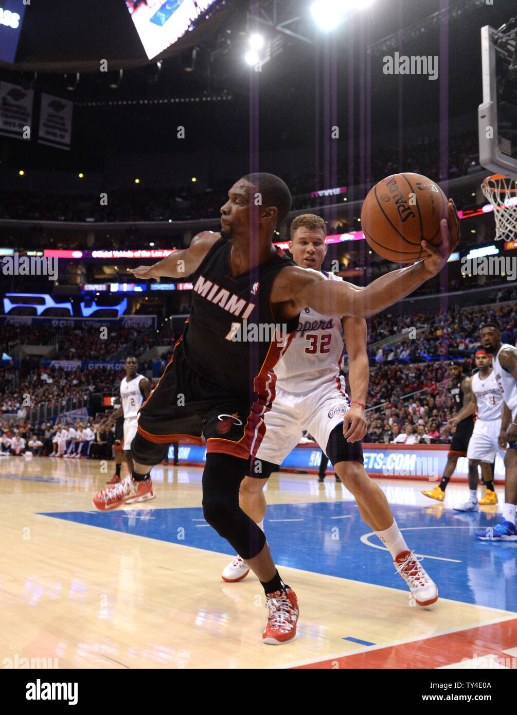 Miami Heat Chris Bosh speichert den Ball von außerhalb der Grenzen beim Spiel gegen die Los Angeles Clippers in der ersten Hälfte in Los Angeles am 5. Februar 2014. UPI/Jon SooHoo Stockfoto