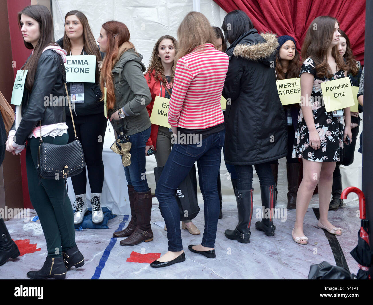 Celebrity stand-ins warten Sie, da die Vorbereitungen für die 86. Academy Awards in Hollywood" in Los Angeles am 1. März 2014 fortgesetzt werden. Die Oscars werden vorgestellt Sonntag 2. März sein. UPI/Kevin Dietsch Stockfoto