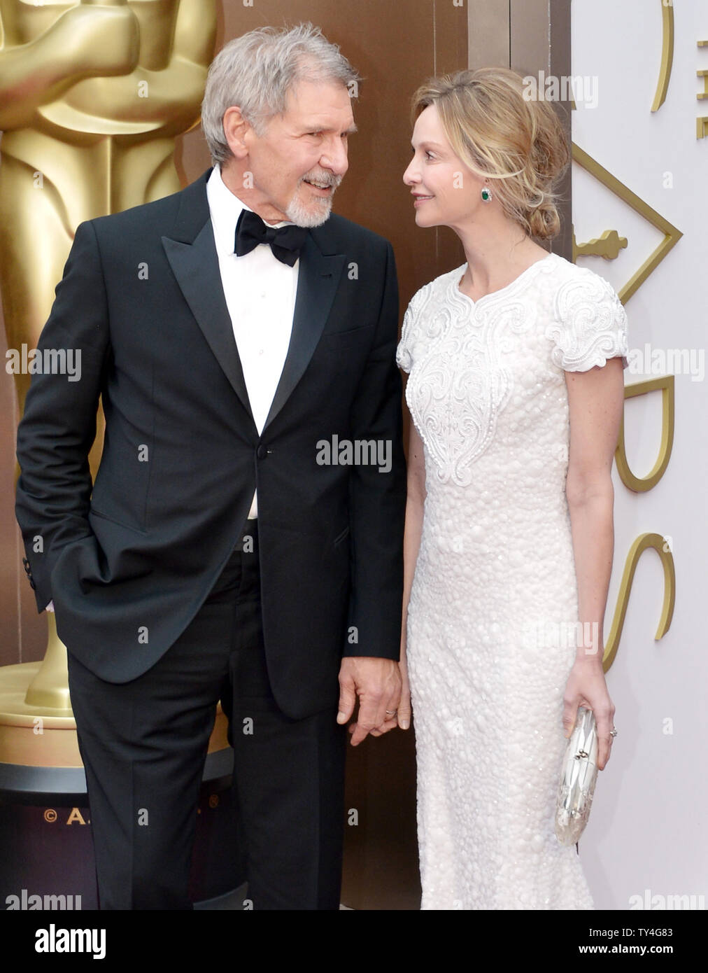 Harrison Ford und Calista Flockhart ankommen auf dem roten Teppich am 86th Academy Awards in Hollywood & Highland Center im Hollywood Abschnitt von Los Angeles am 2. März 2014. UPI/Kevin Dietsch Stockfoto