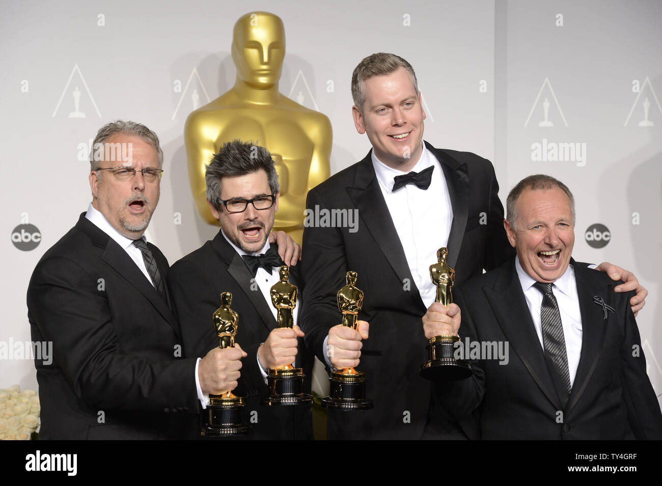 Skip Lievsay, Niv Adiri Christopher Benstead und Chris Munro Gewinner der Achievement in Sound Mixing für 'Gravitation' posieren mit ihren Oscars backstage bei der 86Th Academy Awards im Hollywood & Highland Center am 2. März 2014 im Hollywood Abschnitt von Los Angeles. UPI/Phil McCarten Stockfoto