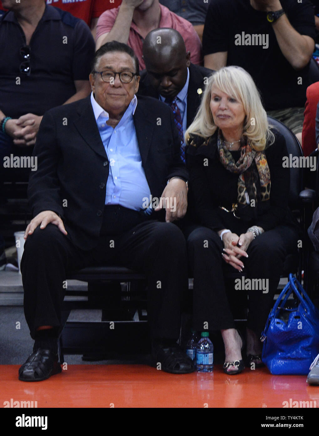 Los Angeles Clippers Inhaber Donald Sterling sitzt Gericht Seite mit seiner Frau, Rochelle Sterling, in Spiel 1 in der ersten Runde der Western Conference Playoff Serie gegen die Golden State Warriors im Staples Center in Los Angeles am 19. April 2014. Audio von Los Angeles Clippers Inhaber Donald Sterling detaillieren, Verteidigung und fragt seine Freundin seine rassistische Vorurteile unterzubringen ist schnell zirkulierenden nach online Samstag morgen bekanntgegeben wurde. Star Clippers Point Guard, Chris Paul, eine Erklärung abgegeben, in der Samstag als Reaktion auf Berichte von rassistischen Bemerkungen, die die Kommentare sehr ernst ich Stockfoto