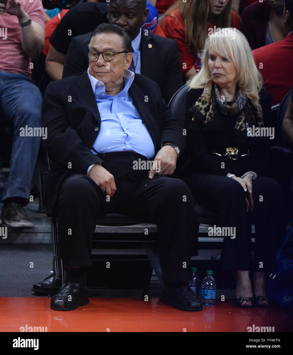 Los Angeles Clippers Inhaber Donald Sterling sitzt Gericht Seite mit seiner Frau, Rochelle Sterling, in Spiel 1 in der ersten Runde der Western Conference Playoff Serie gegen die Golden State Warriors im Staples Center in Los Angeles am 19. April 2014. Audio von Los Angeles Clippers Inhaber Donald Sterling detaillieren, Verteidigung und fragt seine Freundin seine rassistische Vorurteile unterzubringen ist schnell zirkulierenden nach online Samstag morgen bekanntgegeben wurde. Star Clippers Point Guard, Chris Paul, eine Erklärung abgegeben, in der Samstag als Reaktion auf Berichte von rassistischen Bemerkungen, die die Kommentare sehr ernst ich Stockfoto