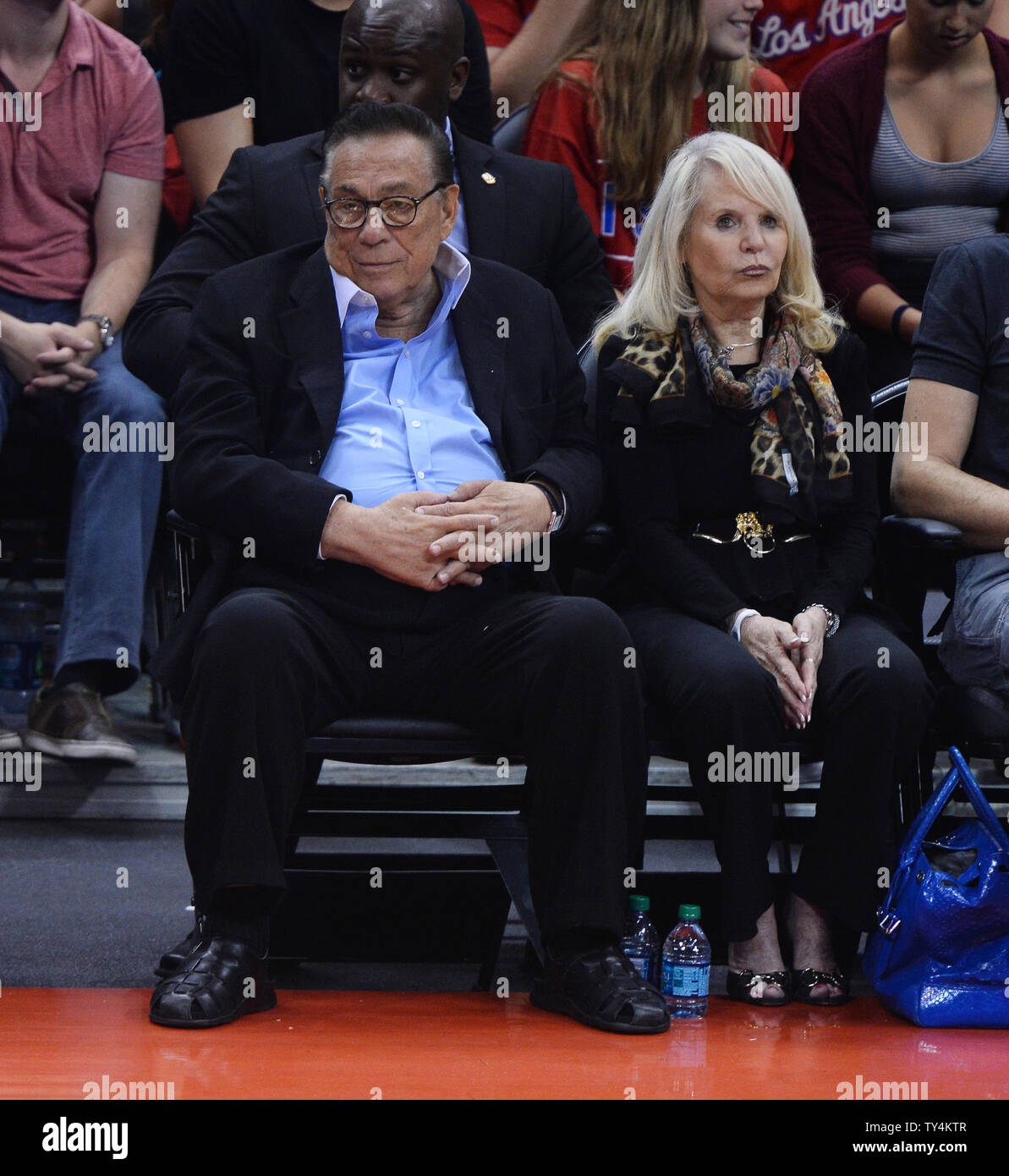 Los Angeles Clippers Inhaber Donald Sterling sitzt Gericht Seite mit seiner Frau, Rochelle Sterling, in Spiel 1 in der ersten Runde der Western Conference Playoff Serie gegen die Golden State Warriors im Staples Center in Los Angeles am 19. April 2014. Audio von Los Angeles Clippers Inhaber Donald Sterling detaillieren, Verteidigung und fragt seine Freundin seine rassistische Vorurteile unterzubringen ist schnell zirkulierenden nach online Samstag morgen bekanntgegeben wurde. Star Clippers Point Guard, Chris Paul, eine Erklärung abgegeben, in der Samstag als Reaktion auf Berichte von rassistischen Bemerkungen, die die Kommentare sehr ernst ich Stockfoto