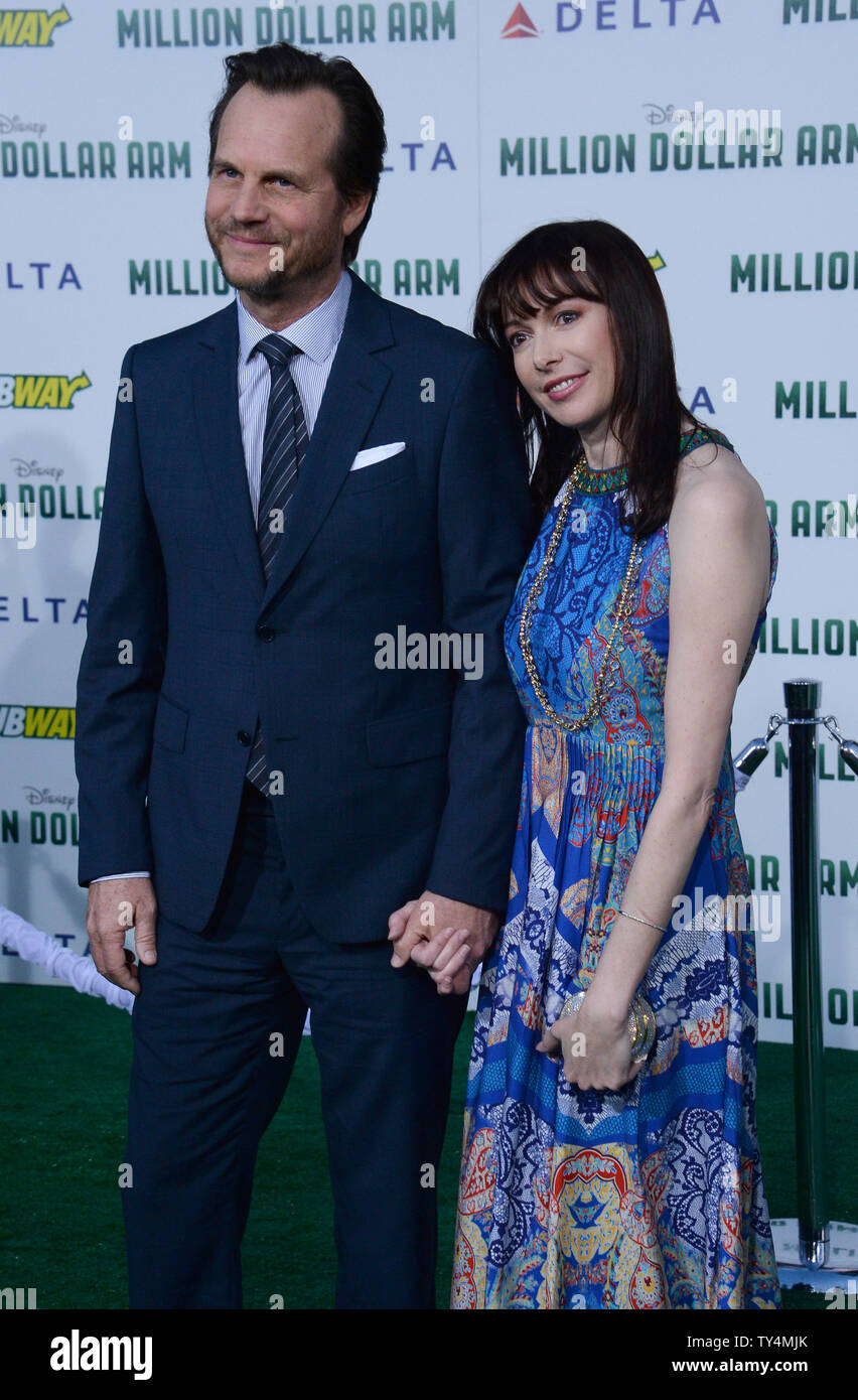 Warf Mitglied Bill Paxton und seine Frau Louise Newbury die Premiere der motion picture biographische Sport drama 'Million Dollar Arm' am El Capitan Theatre in Hollywood Abschnitt von Los Angeles besuchen am 6. Mai 2014. Handlung: ein Sport agent Phasen eine unkonventionelle Rekrutierungsstrategie begabte zu erhalten Asiatischen Cricket Spieler der Major League Baseball zu spielen. UPI/Jim Ruymen Stockfoto