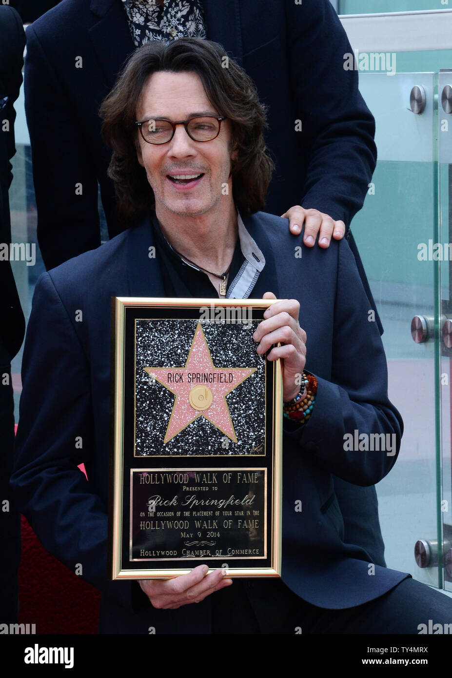 Musiker, Sänger und Songschreiber Rick Springfield hält eine Replik Plakette während einer enthüllungsfeier ihn ehrt mit dem 2.525 th Stern auf dem Hollywood Walk of Fame in Los Angeles am 9. Mai 2014. UPI/Jim Ruymen Stockfoto