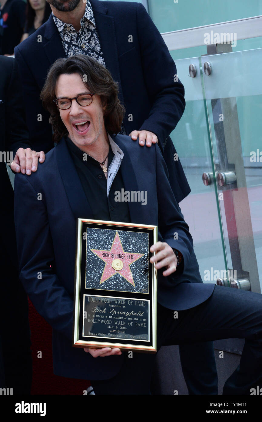 Musiker, Sänger und Songschreiber Rick Springfield hält eine Replik Plakette während einer enthüllungsfeier ihn ehrt mit dem 2.525 th Stern auf dem Hollywood Walk of Fame in Los Angeles am 9. Mai 2014. UPI/Jim Ruymen Stockfoto