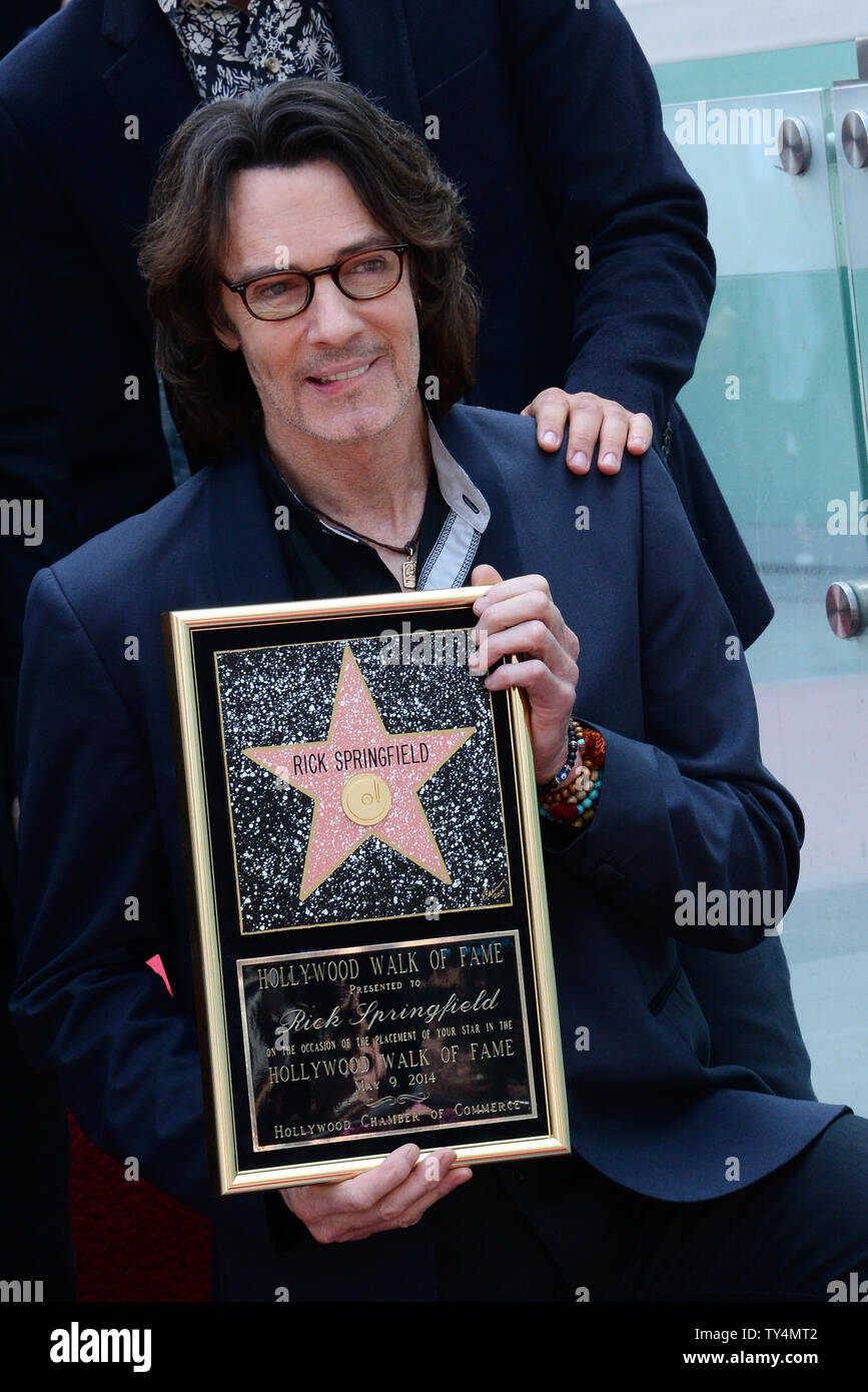 Musiker, Sänger und Songschreiber Rick Springfield hält eine Replik Plakette während einer enthüllungsfeier ihn ehrt mit dem 2.525 th Stern auf dem Hollywood Walk of Fame in Los Angeles am 9. Mai 2014. UPI/Jim Ruymen Stockfoto