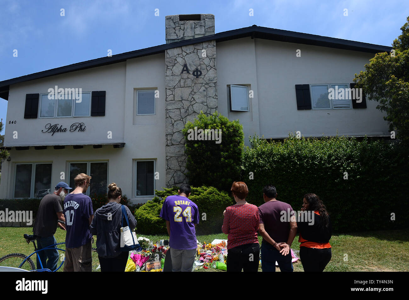 Menschen versammeln sich um ein provisorisches Denkmal vor dem Alpha Phi Sorority Haus am Montag, dem 26. Mai 2014. Die Sorority Haus wurde unter vier Standorte von Elliot O. Rodger gezielt in der Freitag Nacht Rampage, wo die Schüler Veronika Weiss und Katherine Brianne Cooper erschossen und getötet. UPI/Jim Ruymen Stockfoto