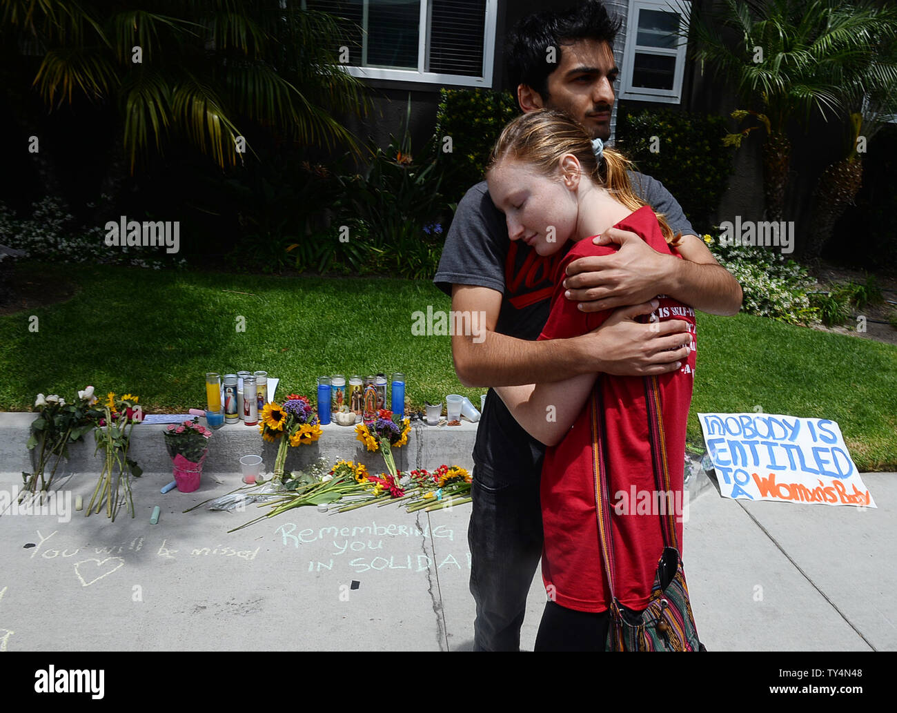 Ein paar außerhalb der Apartment Komplex in Isla Vista, Kalifornien am Mai 26, 2014 wo Elliot O. Rodger lebte und wo sein Rampage begann am Freitag Abend mit dem tödlichen stabbings von drei Personen. UPI/Jim Ruymen Stockfoto