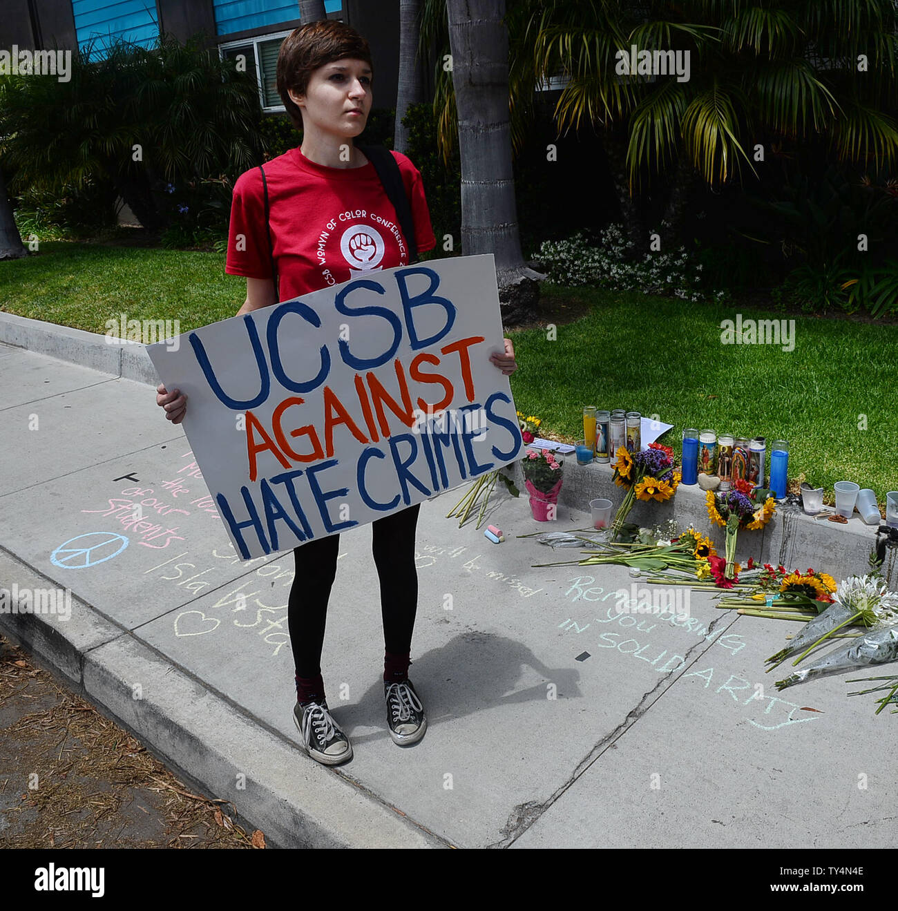 Hält eine Frau ein Zeichen außerhalb der Apartment Komplex in Isla Vista, Kalifornien am 26. Mai 2014 wo Elliot O. Rodger lebte und wo sein Rampage begann am Freitag Abend mit dem tödlichen stabbings von drei Personen. UPI/Jim Ruymen Stockfoto