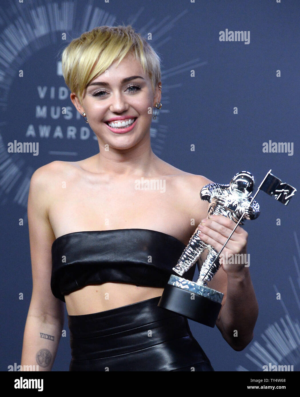 Sängerin Miley Cyrus, Sieger der Video des Jahres Award für "ABRISSBIRNE" stellt backstage bei den 2014 MTV Video Music Awards im Forum in Inglewood, Kalifornien am 24. August 2014. UPI/Jim Ruymen Stockfoto