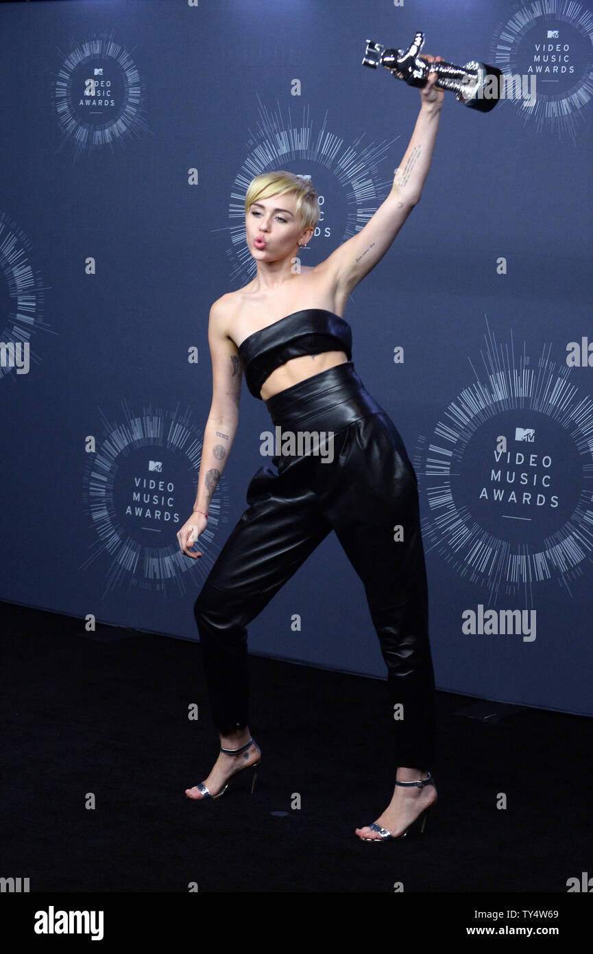 Sängerin Miley Cyrus, Sieger der Video des Jahres Award für "ABRISSBIRNE" stellt backstage bei den 2014 MTV Video Music Awards im Forum in Inglewood, Kalifornien am 24. August 2014. UPI/Jim Ruymen Stockfoto
