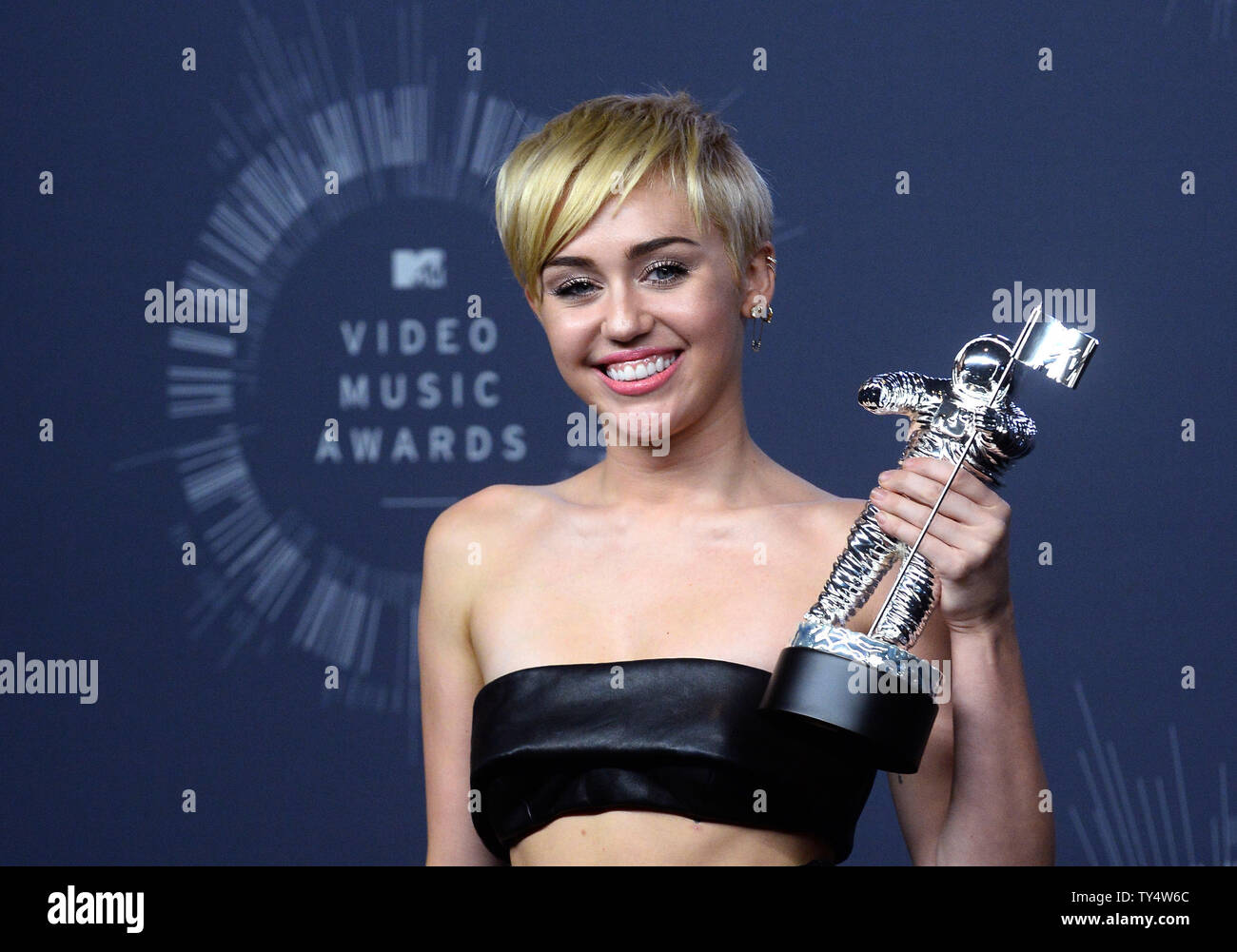 Sängerin Miley Cyrus, Sieger der Video des Jahres Award für "ABRISSBIRNE" stellt backstage bei den 2014 MTV Video Music Awards im Forum in Inglewood, Kalifornien am 24. August 2014. UPI/Jim Ruymen Stockfoto