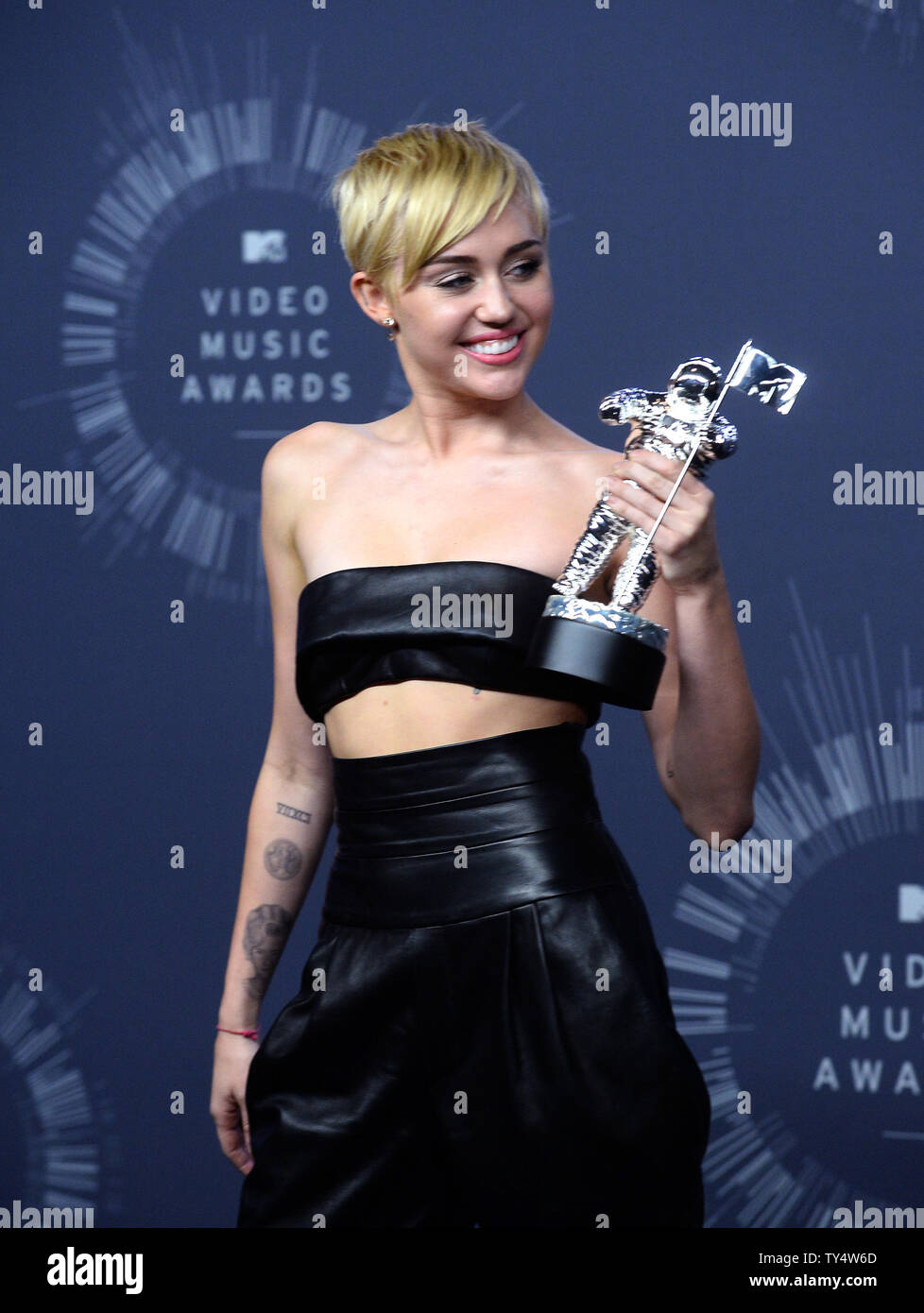 Sängerin Miley Cyrus, Sieger der Video des Jahres Award für "ABRISSBIRNE" stellt backstage bei den 2014 MTV Video Music Awards im Forum in Inglewood, Kalifornien am 24. August 2014. UPI/Jim Ruymen Stockfoto