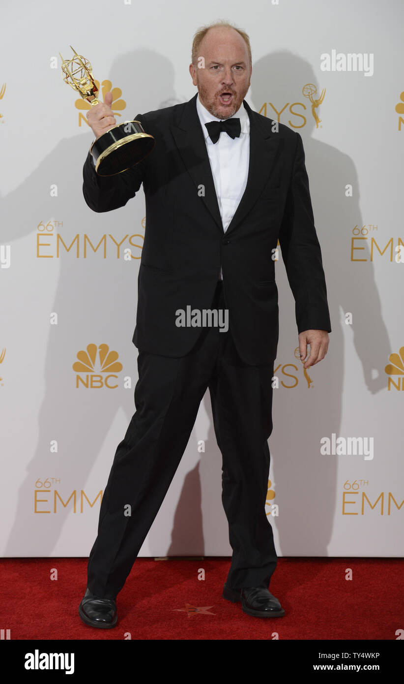 Louis C.K., Sieger der ausstehenden Schreiben für eine Comedy Serie Award für "Louie" seine Emmy in der Primetime Emmy Awards hält im Nokia Theater in Los Angeles am 25 August, 2014. UPI/Phil McCarten Stockfoto