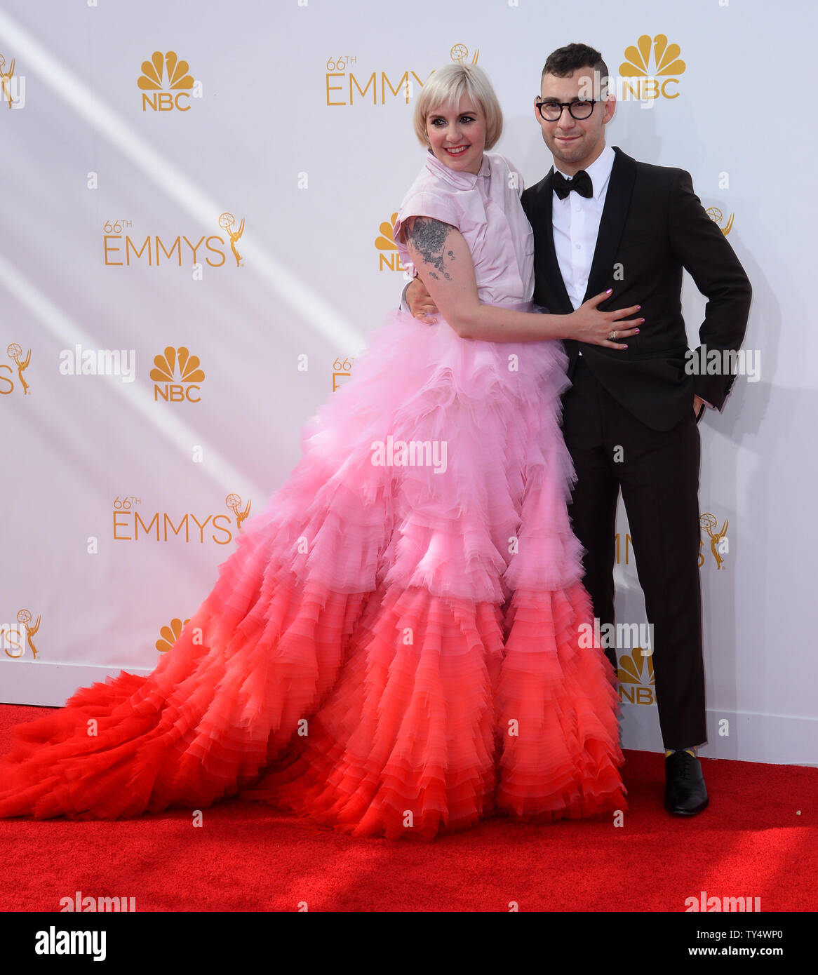 Schauspielerin Lena Dunham und Musiker Jack Antonoff kommen für die Primetime Emmy Awards bei Nokia Theater in Los Angeles am 25 August, 2014. UPI/Jim Ruymen Stockfoto