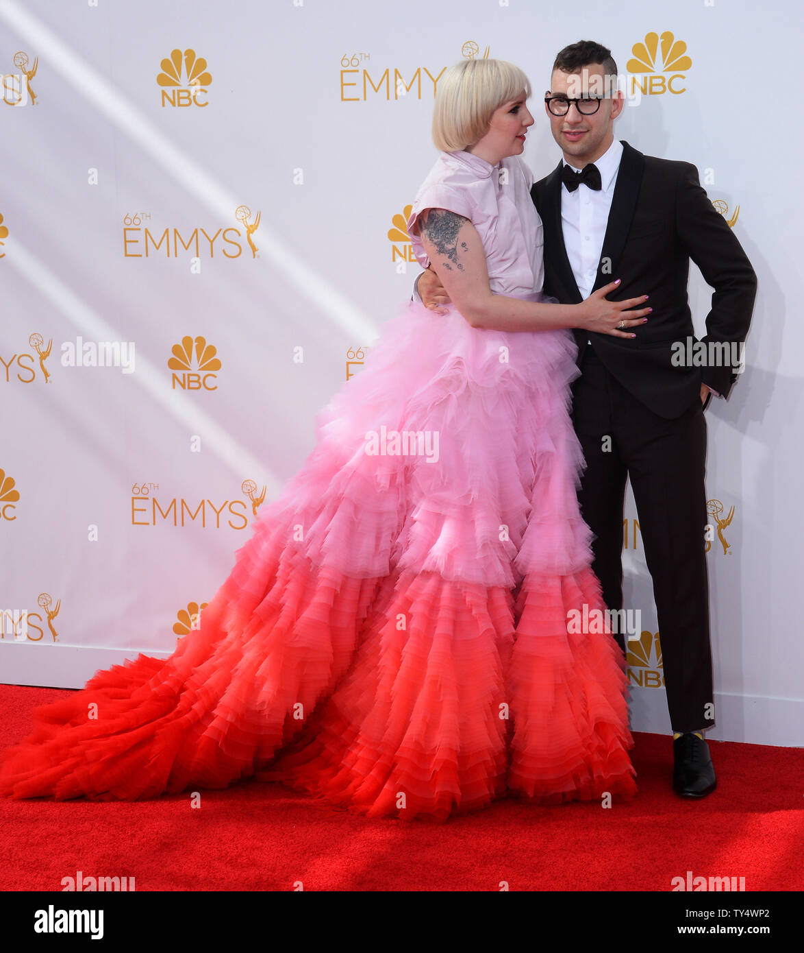 Schauspielerin Lena Dunham und Musiker Jack Antonoff kommen für die Primetime Emmy Awards bei Nokia Theater in Los Angeles am 25 August, 2014. UPI/Jim Ruymen Stockfoto