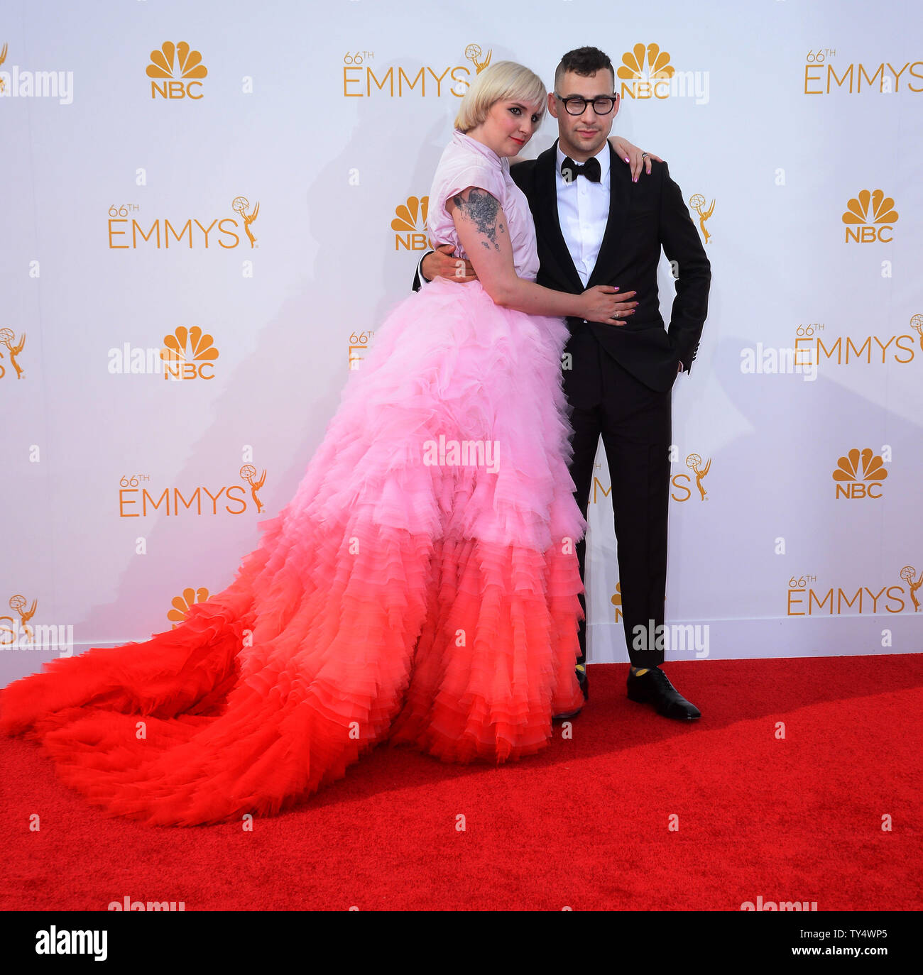 Schauspielerin Lena Dunham und Musiker Jack Antonoff kommen für die Primetime Emmy Awards bei Nokia Theater in Los Angeles am 25 August, 2014. UPI/Jim Ruymen Stockfoto