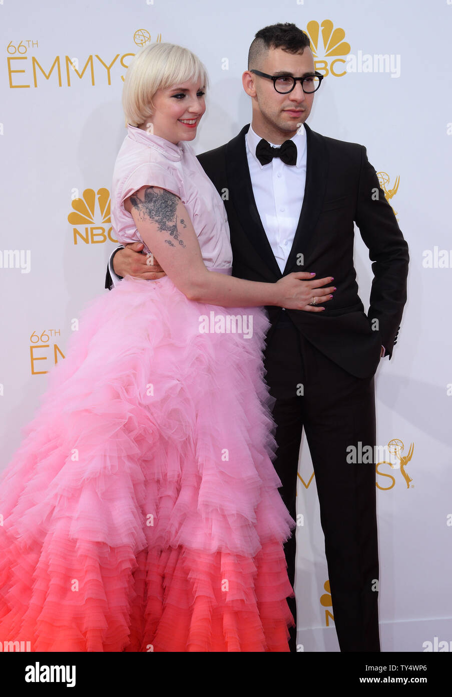 Schauspielerin Lena Dunham und Musiker Jack Antonoff kommen für die Primetime Emmy Awards bei Nokia Theater in Los Angeles am 25 August, 2014. UPI/Jim Ruymen Stockfoto