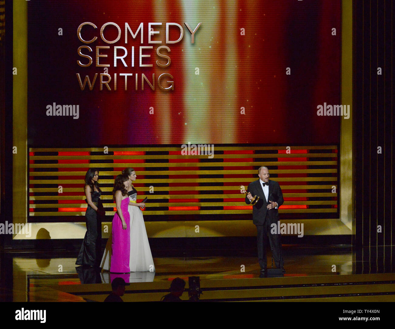 Louis C.k. nimmt die Auszeichnung für herausragende schreiben für eine Comedy Serie für seine Arbeit an 'Louis' während der Primetime Emmy Awards im Nokia Theater in Los Angeles am 25 August, 2014. UPI/Pat Benic Stockfoto