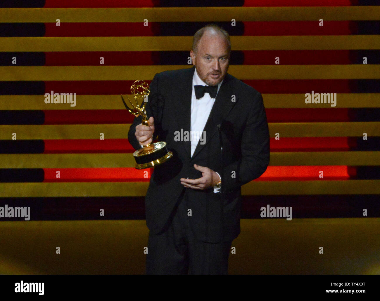 Louis C.k. nimmt die Auszeichnung für herausragende schreiben für eine Comedy Serie für seine Arbeit an 'Louis' während der Primetime Emmy Awards im Nokia Theater in Los Angeles am 25 August, 2014. UPI/Pat Benic Stockfoto