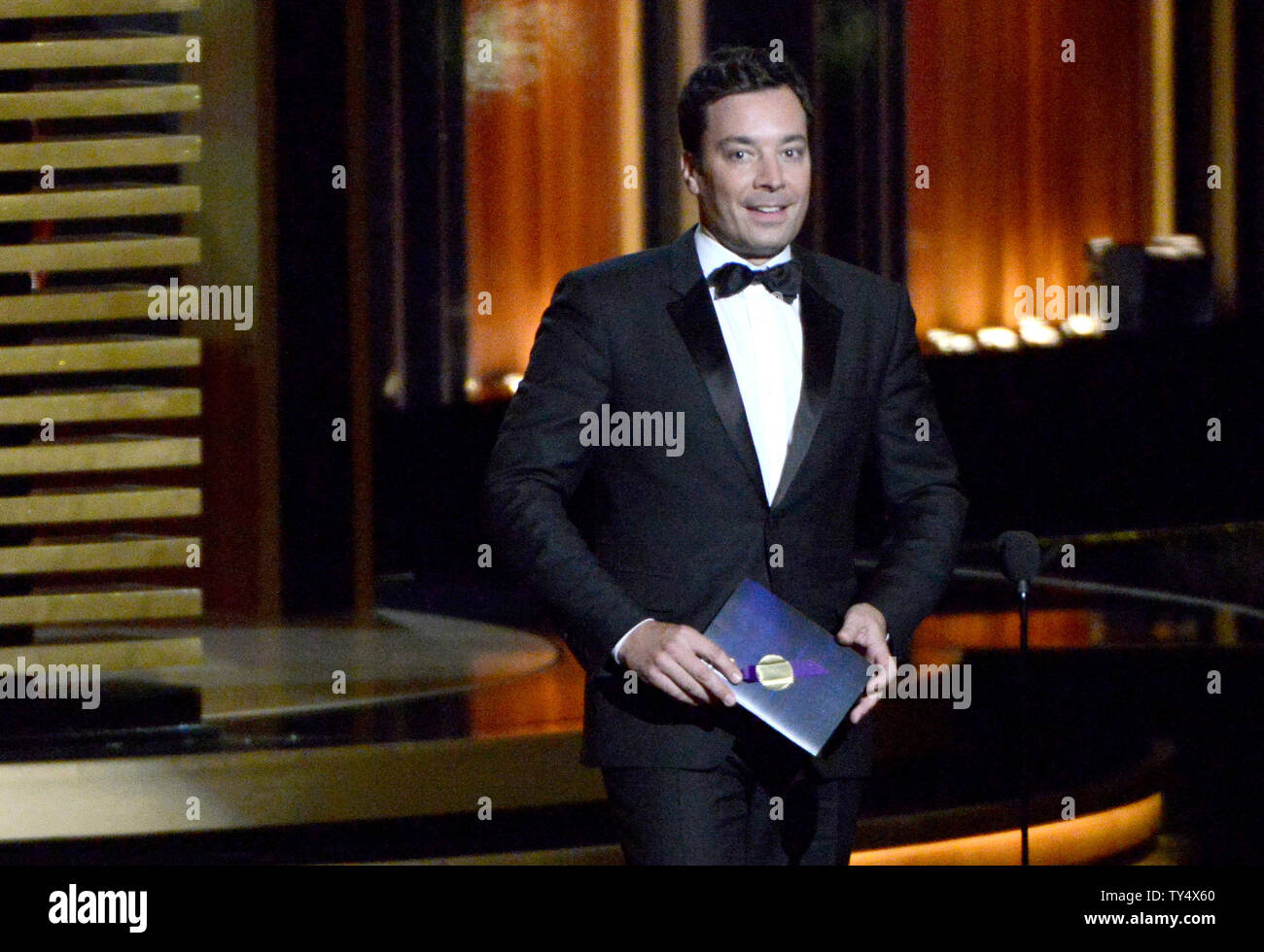 Jimmy Fallon spricht auf der Bühne während der Primetime Emmy Awards im Nokia Theater in Los Angeles am 25 August, 2014. UPI/Pat Benic Stockfoto