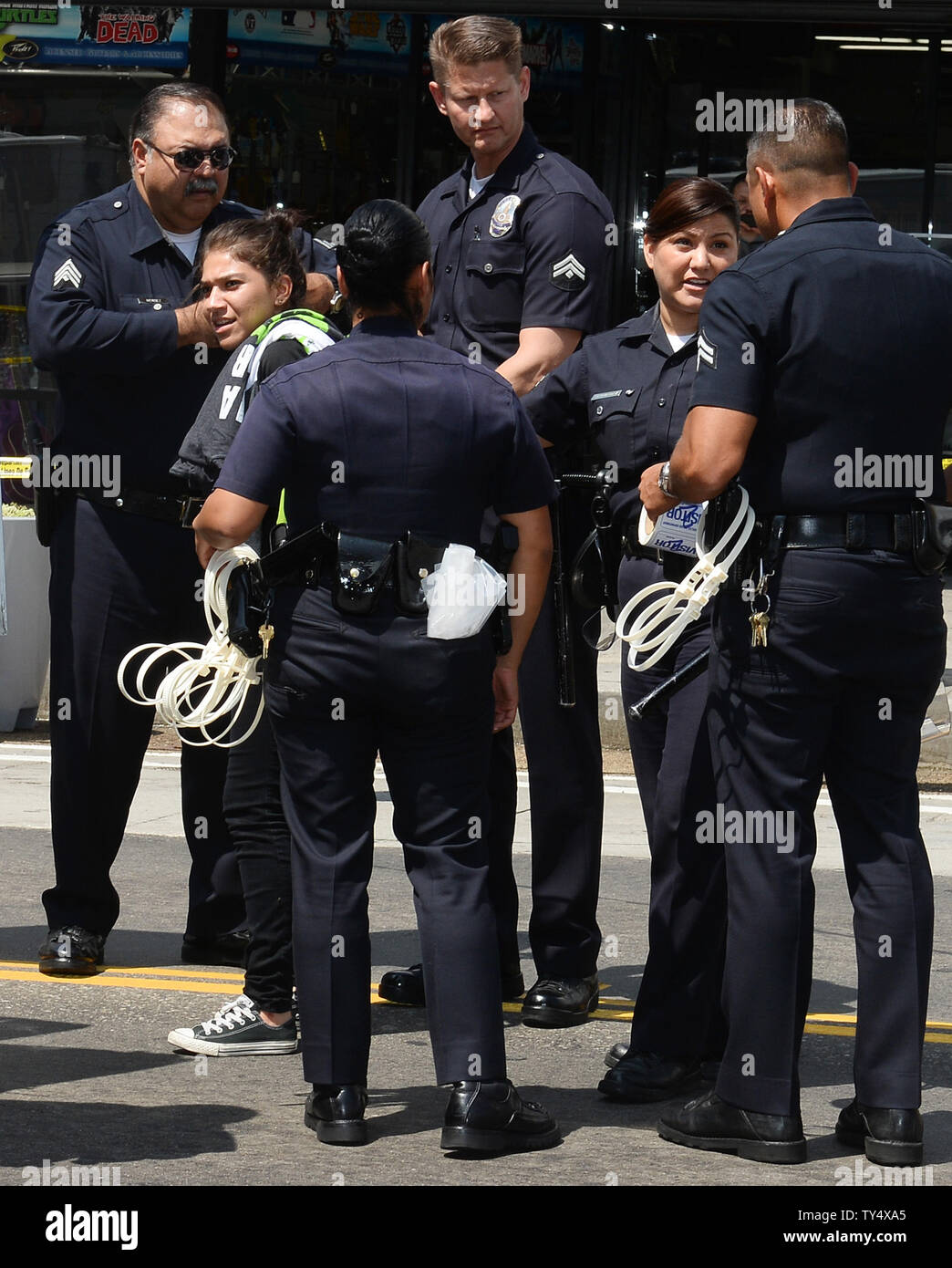 Die Demonstranten sind weg nach dem Einlegen in den zivilen Ungehorsam, wie sie in einer Straße außerhalb eines McDonald's in der Innenstadt von Los Angeles am September 4, 2014 Sat geführt. Fast food in Los Angeles trat ihre Kollegen über dem Land in Rallyes Aufruf für 15 $ - Stunde Lohn und das Recht, eine Gewerkschaft zu gründen. 10 Demonstranten wurden für "Ausfall" nach dem Sitzen in einem Kreis auf dem Broadway disperse verhaftet. UPI/Jim Ruymen Stockfoto