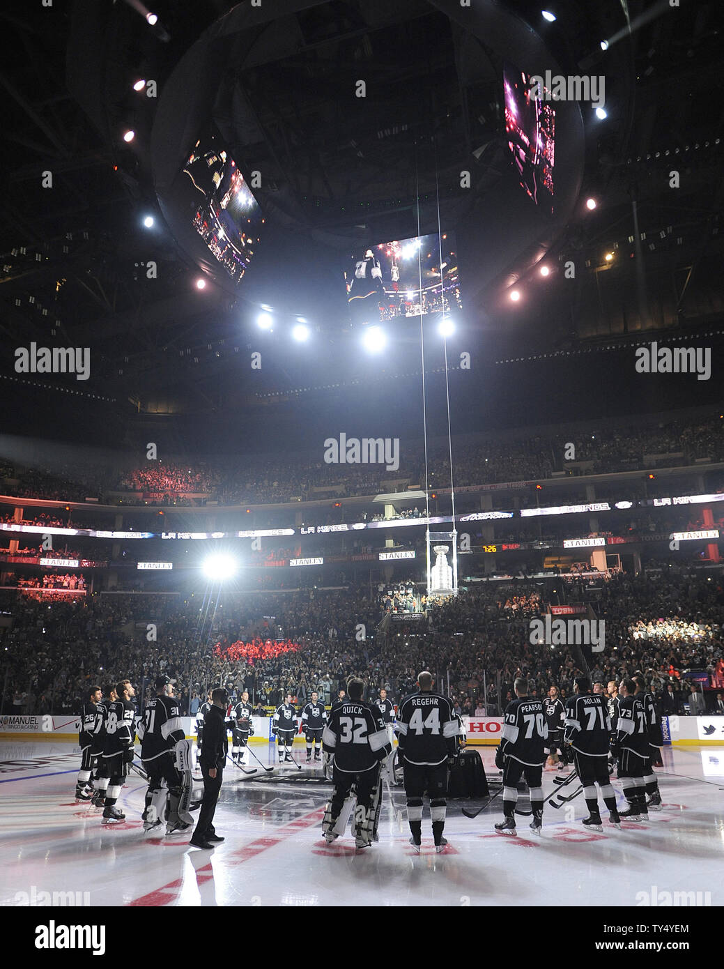 Los Angeles Kings beobachten Sie den Stanley Cup, die unten auf dem Eis in einer Zeremonie vor dem Spiel gegen die San Jose Sharks im Staples Center in Los Angeles, Kalifornien am 8. Oktober 2014. UPI/Lori Shepler. Stockfoto
