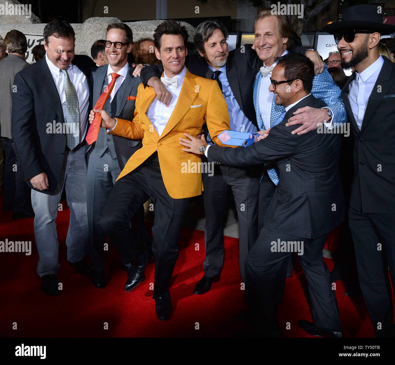 Filmemacher Schupo Farrelly, Produzent Joey McFarland, Schauspieler Jim Carrey, Filmemacher Peter Farrelly, Schauspieler Jeff Daniels, Produzent Riza Aziz und Swizz Beatz (L - R) die Premiere des Motion picture Komödie 'Dumme und Dümmer' im Regency Dorf Theater im Westwood Abschnitt von Los Angeles am 3. November 2014 teilzunehmen. Story: 20 Jahre nach dem dimwits heraus auf Ihrem ersten Abenteuer festlegen, die den Kopf auf der Suche nach einer Ihrer langen verlorenen Kinder in der Hoffnung eine neue Niere. UPI/Jim Ruymen Stockfoto