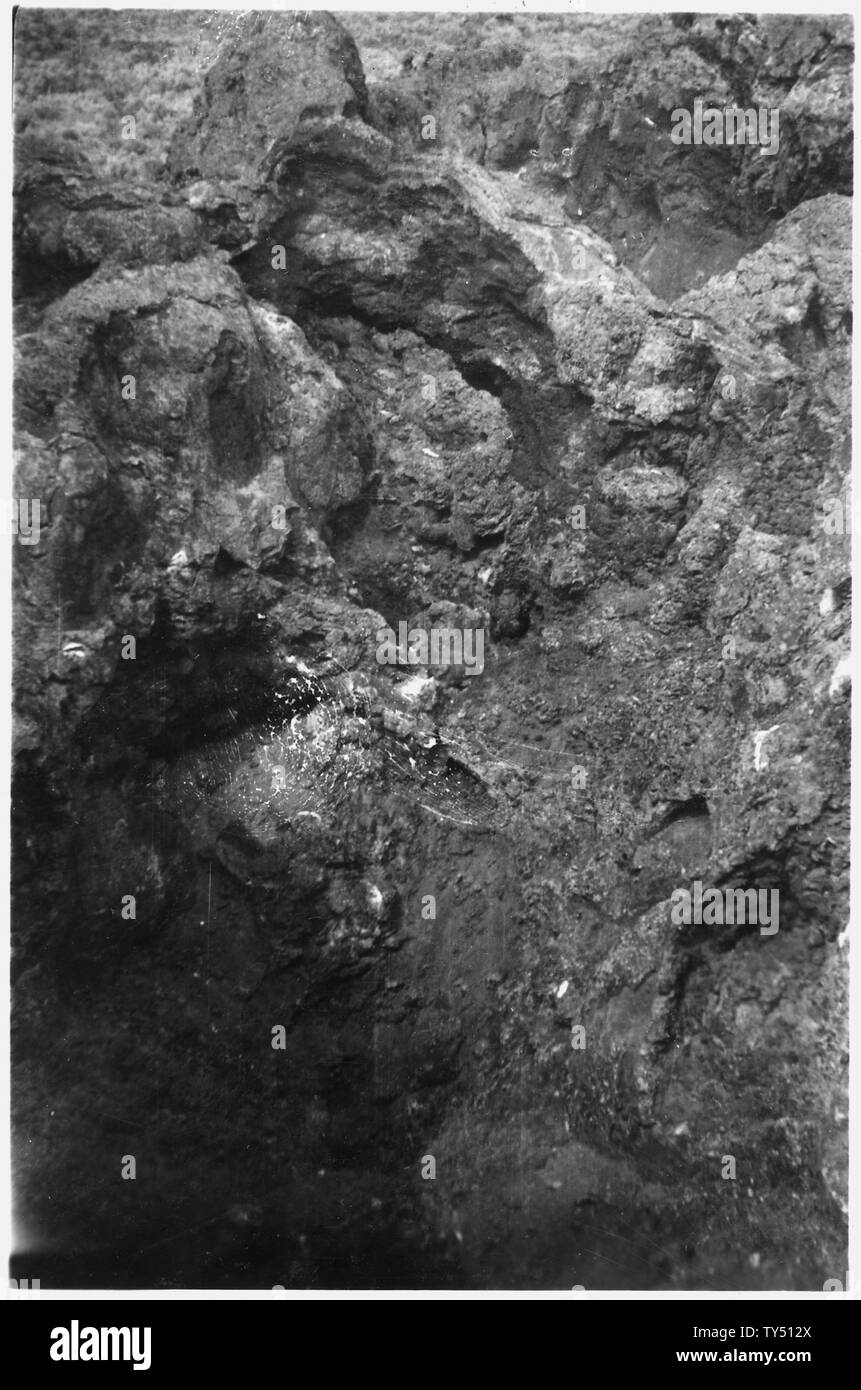 Die wunderlichen Formationen. Das Ende des alten Krater; Umfang und Inhalt: Lager DG4 ist 1,6 km südwestlich von Springfield, Idaho im SE 1/4 Abschnitt 14, Gemeinde 4 South, Reichweite 32 Osten gelegen. Es ist durch das CCC Unternehmen 990 von Big Sur, State Park 12, Monterey, Kalifornien beschäftigt. Der Arbeitsbereich dieses Camps liegt in Weiden Bezirk Nr. 3. Es liegt etwa eine Meile von der Schiene. Bau des Lagers war, die von der Advanced Detail am 1. Mai begonnen. Es wurde von der 15. Mai besetzt. Feld Arbeit war 30. Mai begonnen. Stockfoto