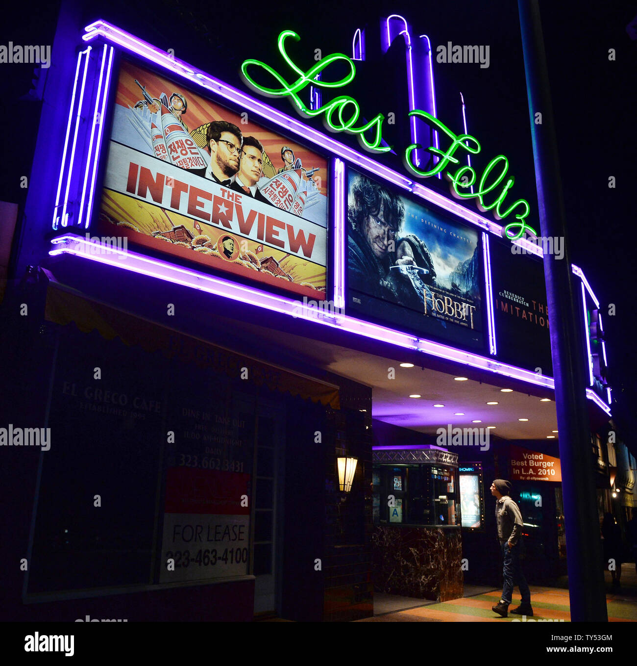 Das Festzelt am Los Feliz Theater zeigt ein Plakat der 'Interview' in Los Angeles am 24 Dezember, 2014, wo Vintage Kinos vier Vertretungen Der umstrittene Film am Weihnachtstag geplant hat. Nach anfänglich Baulking mit einer geplanten Weihnachten release im Gesicht. der Bedrohung durch Gewalt durch Hacker, die die Culver City verkrüppelt-basierten Studio Ende November, Sony am Dienstag verkündet der Film einen begrenzten theatrical Freigabe ab Weihnachten, sowie ein Video-on-Demand. Verfügbarkeit haben würde. Über 300 Theater im ganzen Land zeigt der Film auf Weihnachten Stockfoto