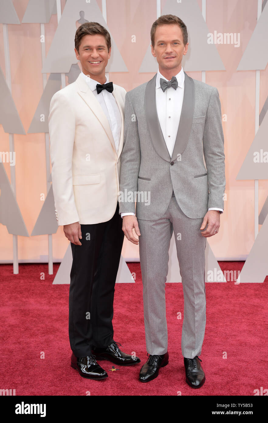 Oscars host Neil Patrick Harris (R) mit seinem Ehepartner David Burtka kommt bei den 87. Academy Awards im Hollywood & Highland Center in Los Angeles am 22. Februar 2015. Foto von Kevin Dietsch/UPI Stockfoto