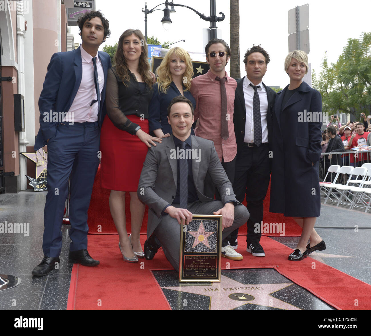 Johnny galecki and kaley cuoco sweeting -Fotos und -Bildmaterial in ...
