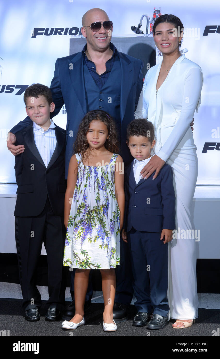 Schauspieler Vin Diesel Wird Von Seiner Frau Mexikanische Model Paloma Jimenez Und Ihre Tochter Hania Riley C Und Sohn Vincent Sinclair R Wahrend Einer Hand Fussabdruck Zeremonie Verewigen Diesel In Den