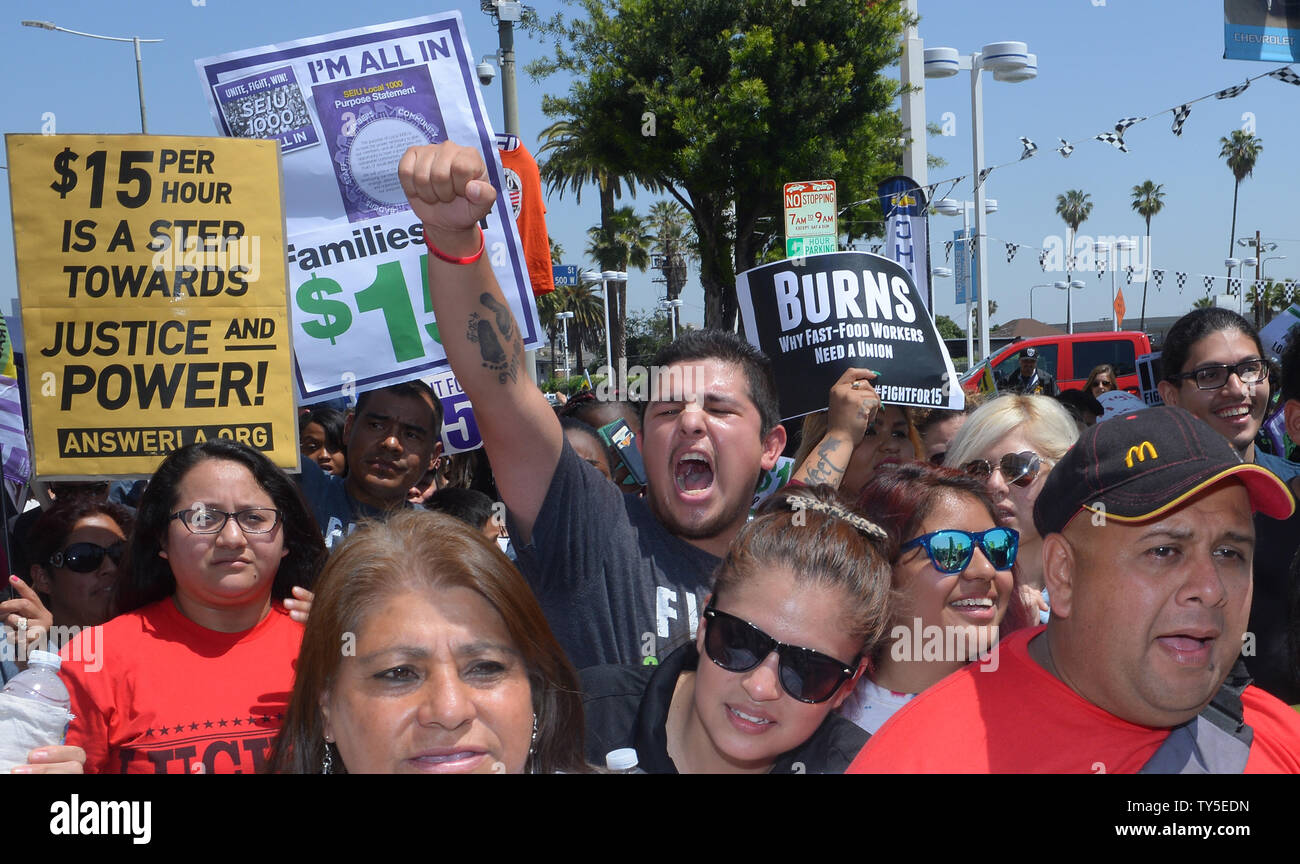 Hunderte von Southland Fast-food-Arbeiter, zusammen mit Home-care, Kinderbetreuung USC Fakultät und Industriearbeiter, nahmen an Demonstrationen und Kundgebungen in South Los Angeles und der Innenstadt, die heute als Teil einer nationalen Kampagne für 15 $ - Stunde Löhne. Ähnliche Demonstrationen und Kundgebungen werden über dem Land als Teil einer nationalen Tag der Aktion im Kampf für 15 $ statt.'' sagten Organisatoren Kundgebungen wurden auch in 30 Ländern statt. Foto von Jim Ruymen/UPI Stockfoto