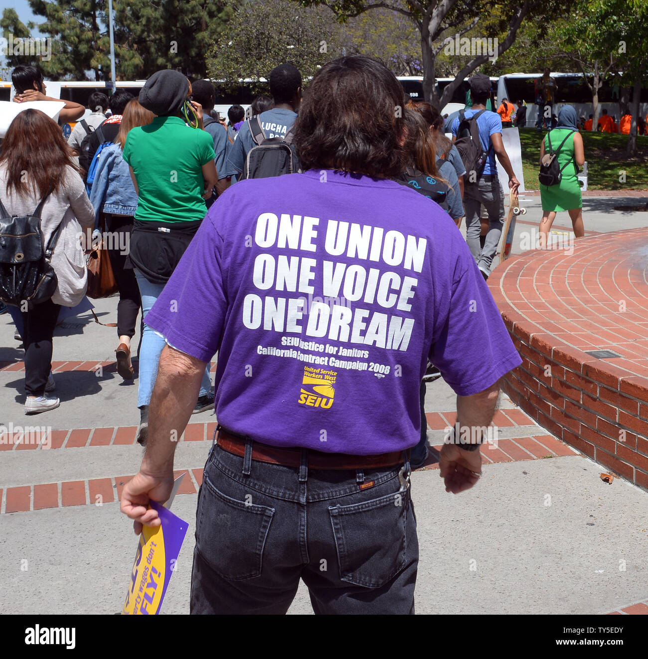 Hunderte von Southland Fast-food-Arbeiter, zusammen mit Home-care, Kinderbetreuung USC Fakultät und Industriearbeiter, nahmen an Demonstrationen und Kundgebungen in South Los Angeles und der Innenstadt, die heute als Teil einer nationalen Kampagne für 15 $ - Stunde Löhne. Ähnliche Demonstrationen und Kundgebungen werden über dem Land als Teil einer nationalen Tag der Aktion im Kampf für 15 $ statt.'' sagten Organisatoren Kundgebungen wurden auch in 30 Ländern statt. Foto von Jim Ruymen/UPI Stockfoto