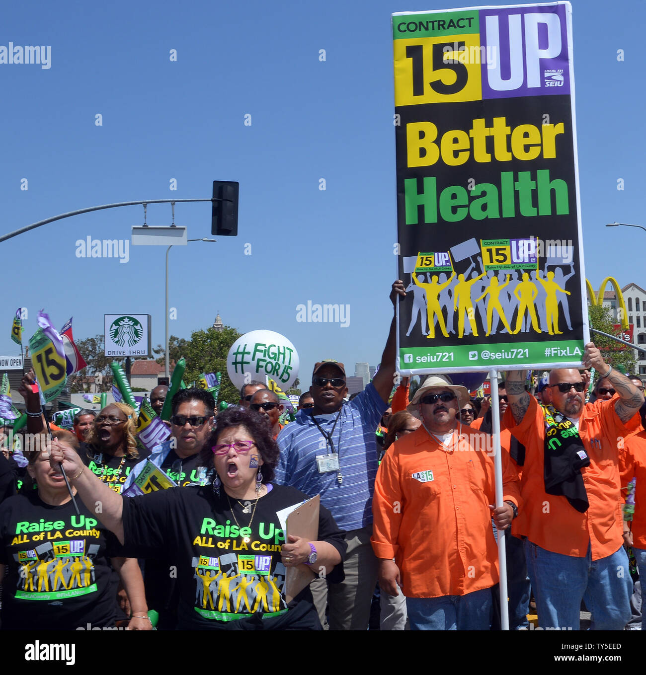 Hunderte von Southland Fast-food-Arbeiter, zusammen mit Home-care, Kinderbetreuung USC Fakultät und Industriearbeiter, nahmen an Demonstrationen und Kundgebungen in South Los Angeles und der Innenstadt, die heute als Teil einer nationalen Kampagne für 15 $ - Stunde Löhne. Ähnliche Demonstrationen und Kundgebungen werden über dem Land als Teil einer nationalen Tag der Aktion im Kampf für 15 $ statt.'' sagten Organisatoren Kundgebungen wurden auch in 30 Ländern statt. Foto von Jim Ruymen/UPI Stockfoto