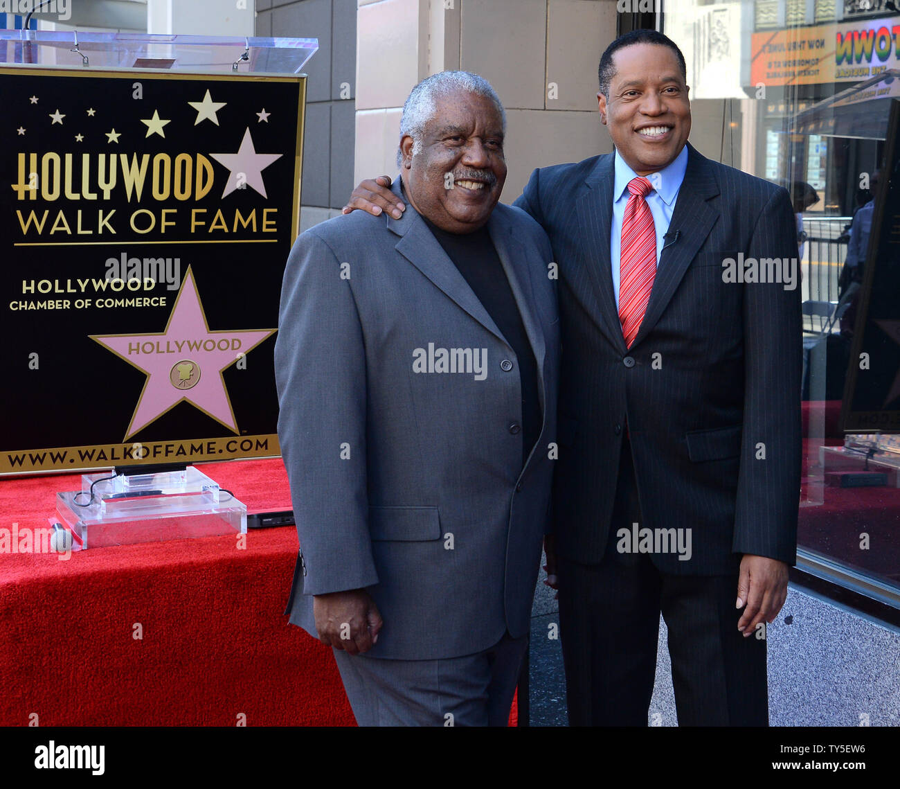 Radio Personlichkeit Larry Elder R Stellt Mit Seinem Bruder Kirk Elder Wahrend Einer Enthullungsfeier Ehren Larry Elder Mit Den 2 549 Th Stern Auf Dem Hollywood Walk Of Fame In Los Angeles Am