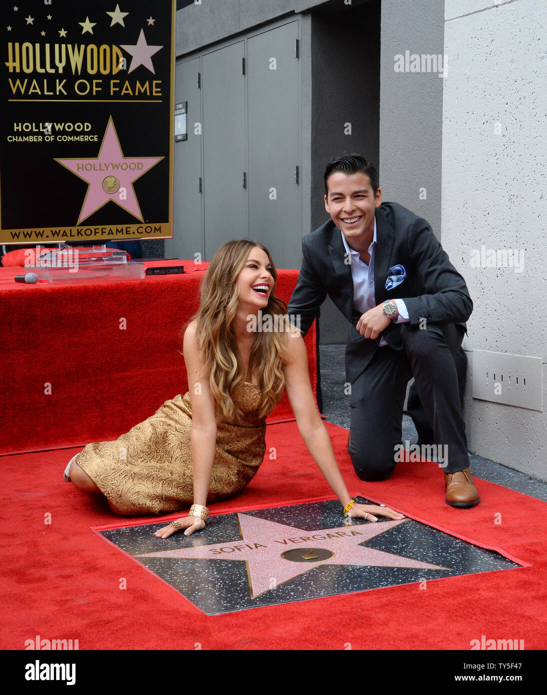 Schauspielerin Sofia Vergara stellt mit ihrem Sohn Manolo Vergara Gonzalez-Ripoli während einer enthüllungsfeier Ihre Ehrung mit dem 2.551 st Stern auf dem Hollywood Walk of Fame in Los Angeles am 7. Mai 2015. Foto von Jim Ruymen/UPI Stockfoto