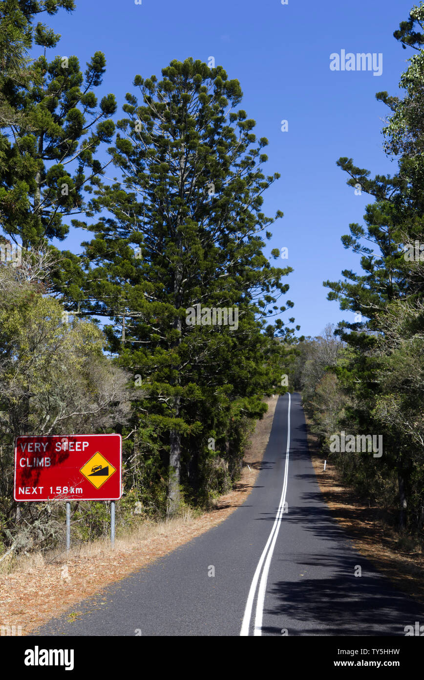 Steilen Aufstieg Schild auf der Straße in Bunya Mountains National Park Stockfoto