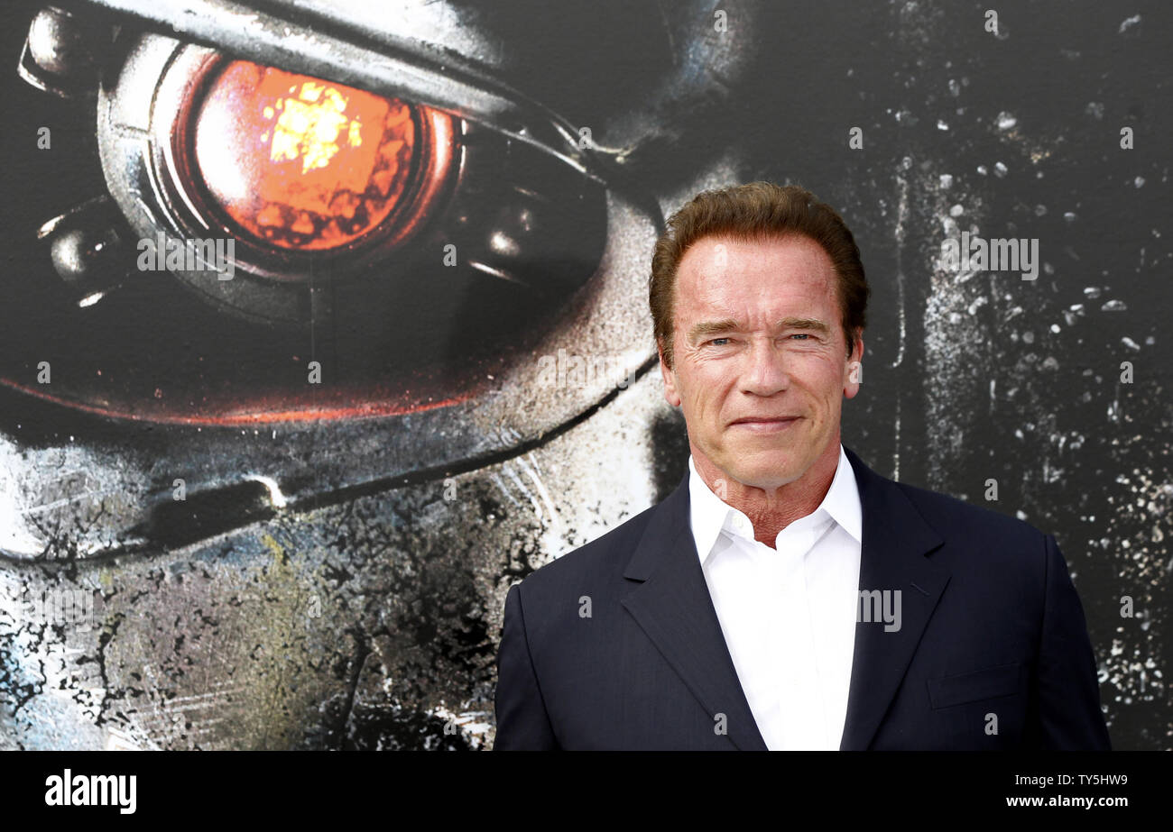Warf Mitglied Arnold Schwarzenegger Besucht die Premiere des Motion Picture sci-fi Thriller 'Terminator' am Genisys Dolby Theatre in Hollywood" in Los Angeles am 28. Juni 2015. Handlung: Als John Connor, den Anführer der menschlichen Widerstand, sendet der Sgt. Kyle Reese, der bis 1984 Sarah Connor zu schützen und die Zukunft zu sichern, eine unerwartete Wendung der Ereignisse schafft einen zerbrochenen Timeline. Jetzt, Sgt. Reese findet sich in einer neuen und ungewohnten Version der Vergangenheit, wo er mit unwahrscheinlichen Verbündeten, einschließlich der Guardian (Arnold Schwarzenegger), gefährlichen neuen Feinden konfrontiert ist, und eine unexpect Stockfoto