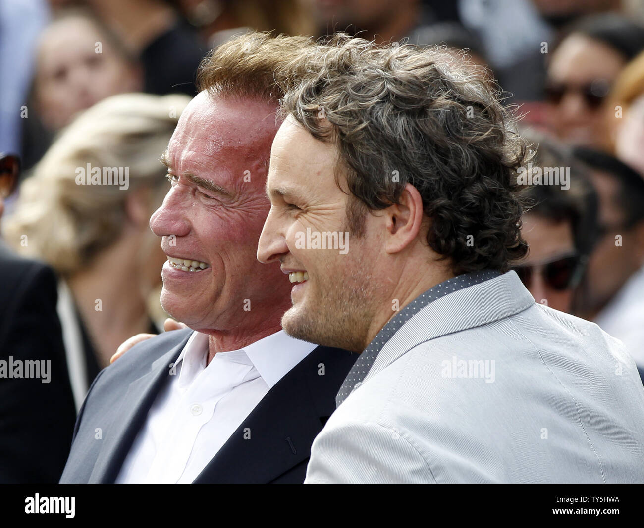 Darsteller Arnold Schwarzenegger, Links, mit Jason Clarke die Premiere der motion picture sci-fi Thriller 'Terminator' am Genisys Dolby Theatre in Hollywood" in Los Angeles am 28. Juni 2015 teilnehmen. Handlung: Als John Connor, den Anführer der menschlichen Widerstand, sendet der Sgt. Kyle Reese, der bis 1984 Sarah Connor zu schützen und die Zukunft zu sichern, eine unerwartete Wendung der Ereignisse schafft einen zerbrochenen Timeline. Jetzt, Sgt. Reese findet sich in einer neuen und ungewohnten Version der Vergangenheit, wo er konfrontiert ist, mit unwahrscheinlichen Verbündeten, einschließlich der Guardian (Arnold Schwarzenegger), gefährliche neue Stockfoto