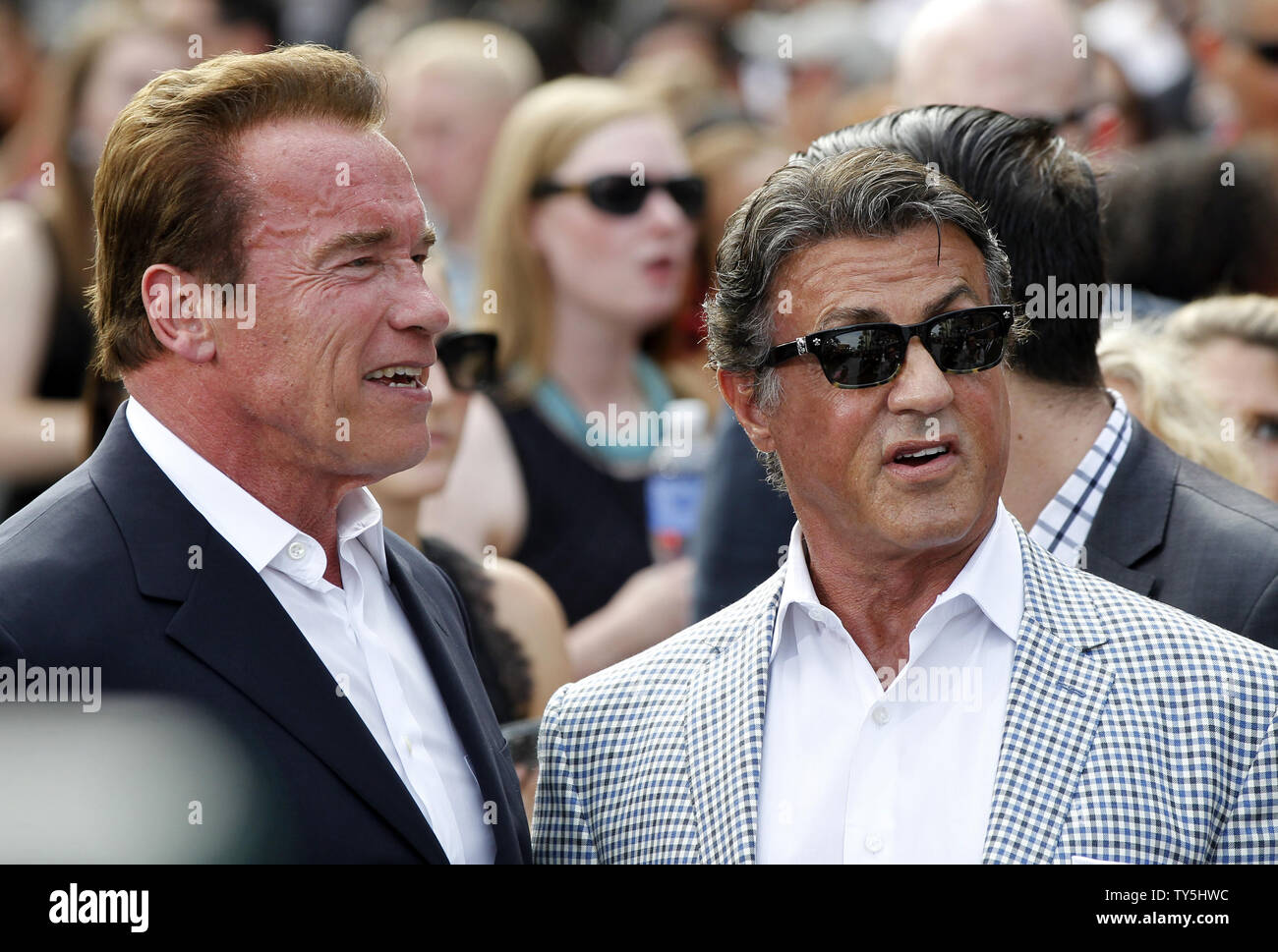 Warf Mitglied Arnold Schwarzenegger, Links, mit prominenten Sylvester Stallone Besuchen die Premiere der motion picture sci-fi Thriller 'Terminator' am Genisys Dolby Theatre in Hollywood" in Los Angeles am 28. Juni 2015. Handlung: Als John Connor, den Anführer der menschlichen Widerstand, sendet der Sgt. Kyle Reese, der bis 1984 Sarah Connor zu schützen und die Zukunft zu sichern, eine unerwartete Wendung der Ereignisse schafft einen zerbrochenen Timeline. Jetzt, Sgt. Reese findet sich in einer neuen und ungewohnten Version der Vergangenheit, wo er konfrontiert ist, mit unwahrscheinlichen Verbündeten, einschließlich der Guardian (Arnold Schwarzenegger) Stockfoto