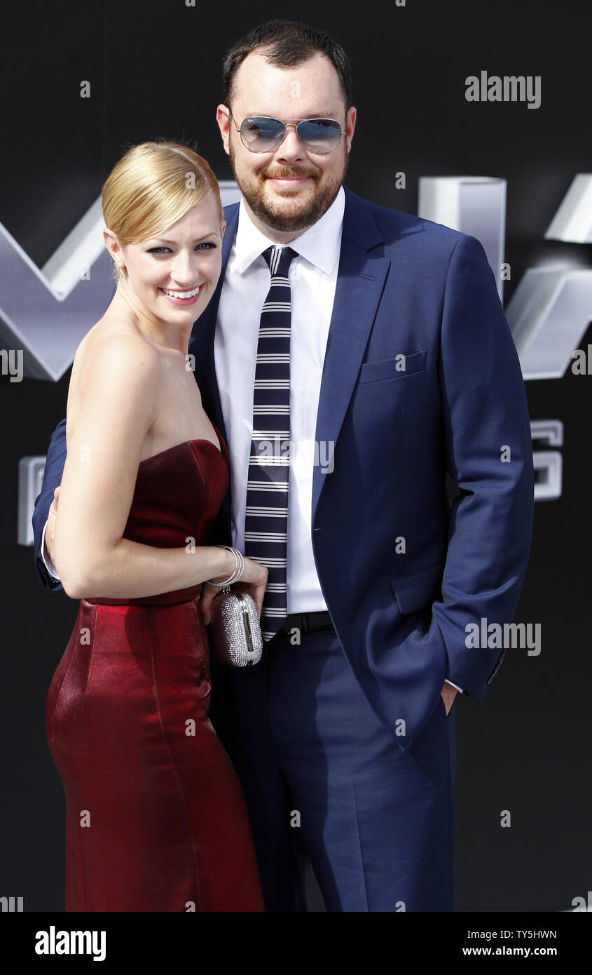 Cast Mitglied Michael Gladis, rechts, mit Beth Behrs, wie sie die Premiere der motion picture sci-fi Thriller 'Terminator' am Genisys Dolby Theatre in Hollywood" in Los Angeles teilnehmen am 28. Juni 2015. Handlung: Als John Connor, den Anführer der menschlichen Widerstand, sendet der Sgt. Kyle Reese, der bis 1984 Sarah Connor zu schützen und die Zukunft zu sichern, eine unerwartete Wendung der Ereignisse schafft einen zerbrochenen Timeline. Jetzt, Sgt. Reese findet sich in einer neuen und ungewohnten Version der Vergangenheit, wo er konfrontiert ist, mit unwahrscheinlichen Verbündeten, einschließlich der Guardian (Arnold Schwarzenegger), gefährliche neue Stockfoto