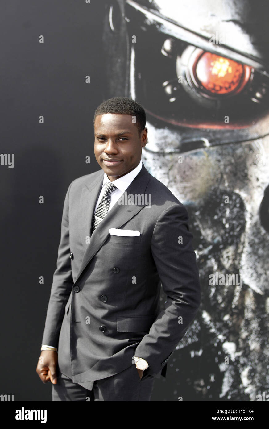 Warf Mitglied Oladayo ÒDayoÓ Okeniyi besucht die Premiere des Motion Picture sci-fi Thriller 'Terminator' am Genisys Dolby Theatre in Hollywood" in Los Angeles am 28. Juni 2015. Handlung: Als John Connor, den Anführer der menschlichen Widerstand, sendet der Sgt. Kyle Reese, der bis 1984 Sarah Connor zu schützen und die Zukunft zu sichern, eine unerwartete Wendung der Ereignisse schafft einen zerbrochenen Timeline. Jetzt, Sgt. Reese findet sich in einer neuen und ungewohnten Version der Vergangenheit, wo er mit unwahrscheinlichen Verbündeten, einschließlich der Guardian (Arnold Schwarzenegger), gefährlichen neuen Feinden konfrontiert ist, und eine unexpec Stockfoto