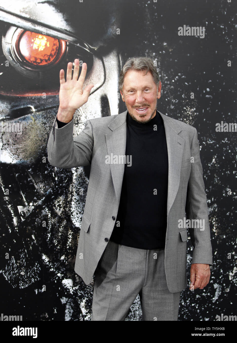CEO und Gründer von Oracle, Larry Ellison besucht die Premiere des Motion Picture sci-fi Thriller 'Terminator' am Genisys Dolby Theatre in Hollywood" in Los Angeles am 28. Juni 2015. Handlung: Als John Connor, den Anführer der menschlichen Widerstand, sendet der Sgt. Kyle Reese, der bis 1984 Sarah Connor zu schützen und die Zukunft zu sichern, eine unerwartete Wendung der Ereignisse schafft einen zerbrochenen Timeline. Jetzt, Sgt. Reese findet sich in einer neuen und ungewohnten Version der Vergangenheit, wo er mit unwahrscheinlichen Verbündeten, einschließlich der Guardian (Arnold Schwarzenegger), gefährlichen neuen Feinden konfrontiert ist, und eine Stockfoto